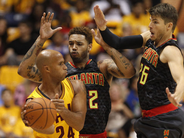 VIDEO: Cavs' Jefferson posterizes 7-foot-3 Hawks center