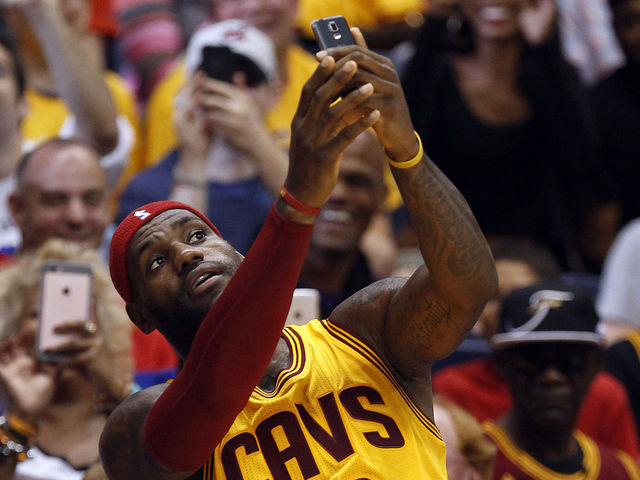 VIDEO: LeBron lets youngster sit on bench, possibly at J.R. Smith's expense