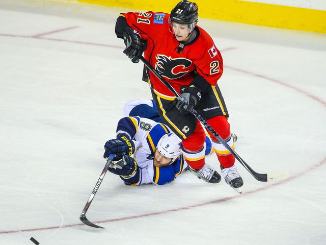 VIDEO: Flames' Raymond finishes off pretty passing play to score