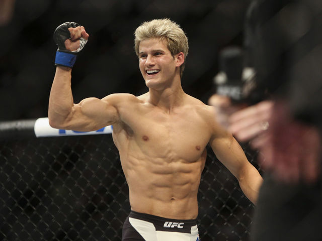 VIDEO: Sage Northcutt folds a frying pan