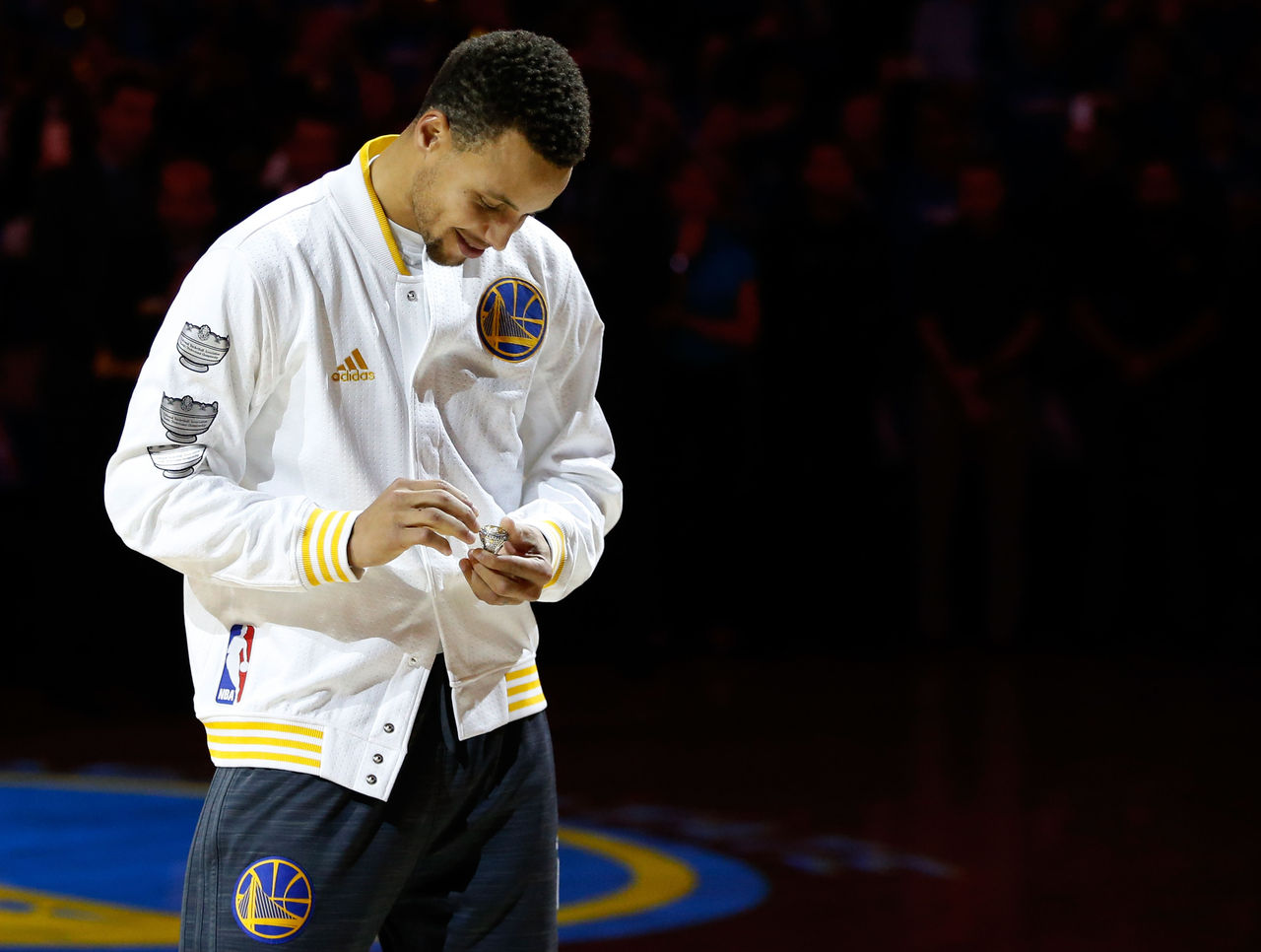 PHOTO Stephen Curry can do everything except button his