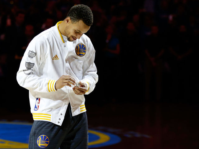 PHOTO: Stephen Curry can do everything ... except button his jacket