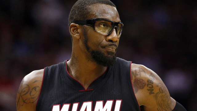 Watch: Amar'e hands ref his glasses after controversial call