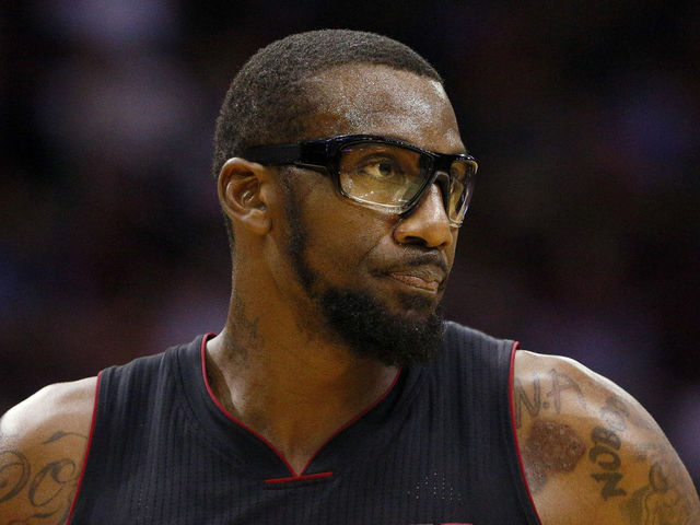 Watch: Amar'e hands ref his glasses after controversial call