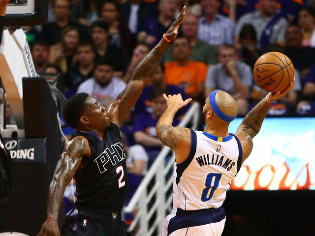 Deron Williams suffers left knee contusion in Mavs' season-opening win