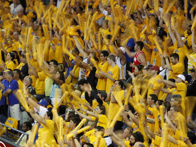 NBA champion Warriors welcomed home by fans at airport