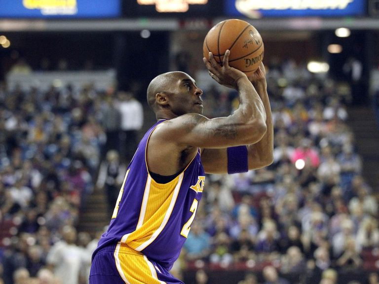Kobe passes Shaq for 5th all time in field goals made