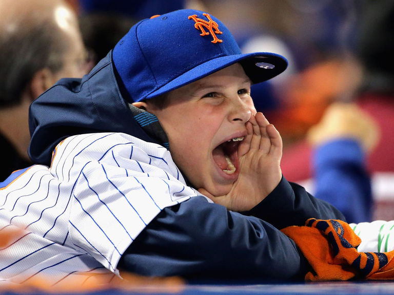 PHOTOS: Mets fans watch in horror as Game 4 slips away | theScore.com