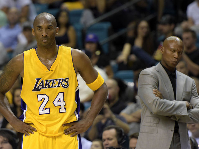 Lakers' Scott defends letting Kobe do his thing: 'He has that privilege'