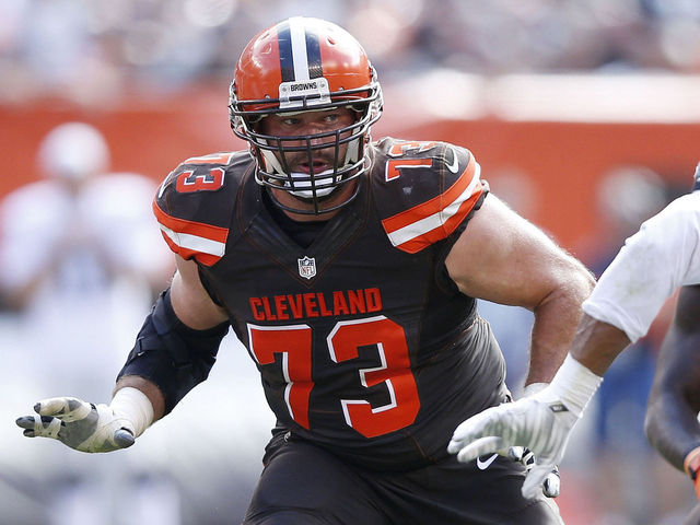 Browns' Thomas misses 1st snap in 11-year career after triceps injury