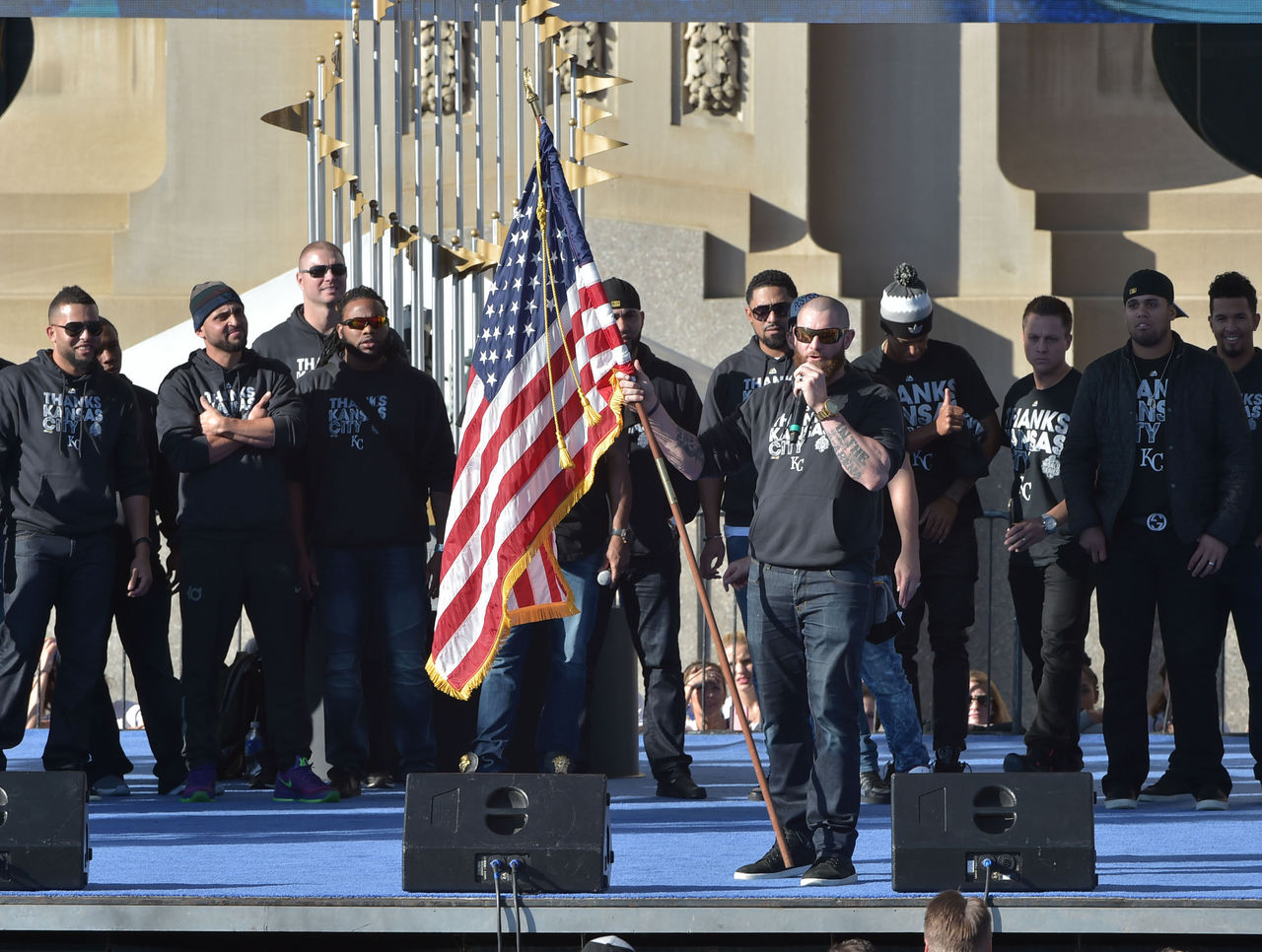 MLB notebook: Big turnout for Royals' parade in KC