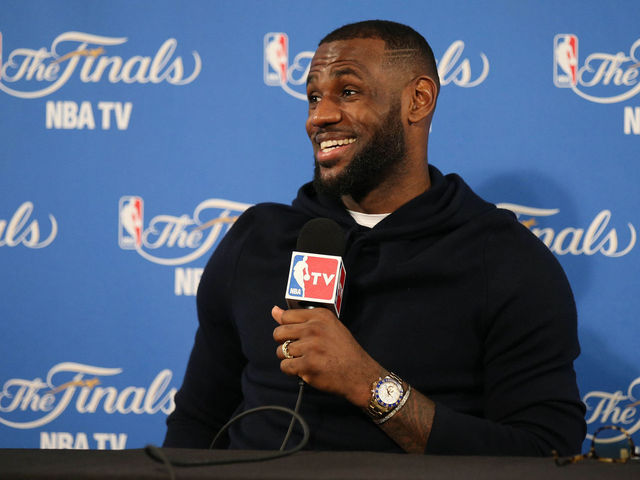 PHOTO: LeBron laughs at a meme version of himself