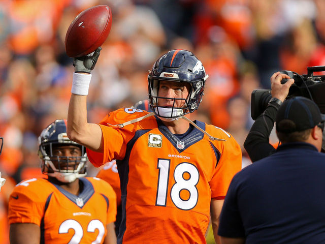 Manning passes Favre to become NFL's all-time passing leader