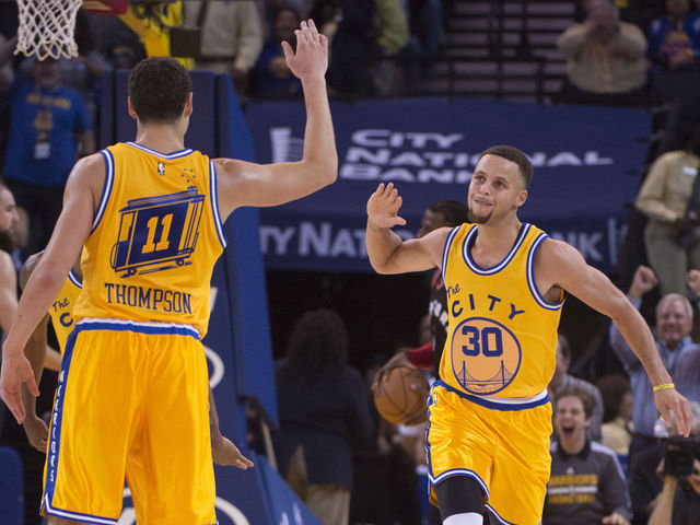 Warriors survive scare from Raptors, move to 12-0