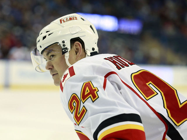 Flames' Hudler exits game vs. Avalanche with lower-body issue
