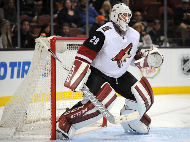 Report: Devils sign Lindback to PTO