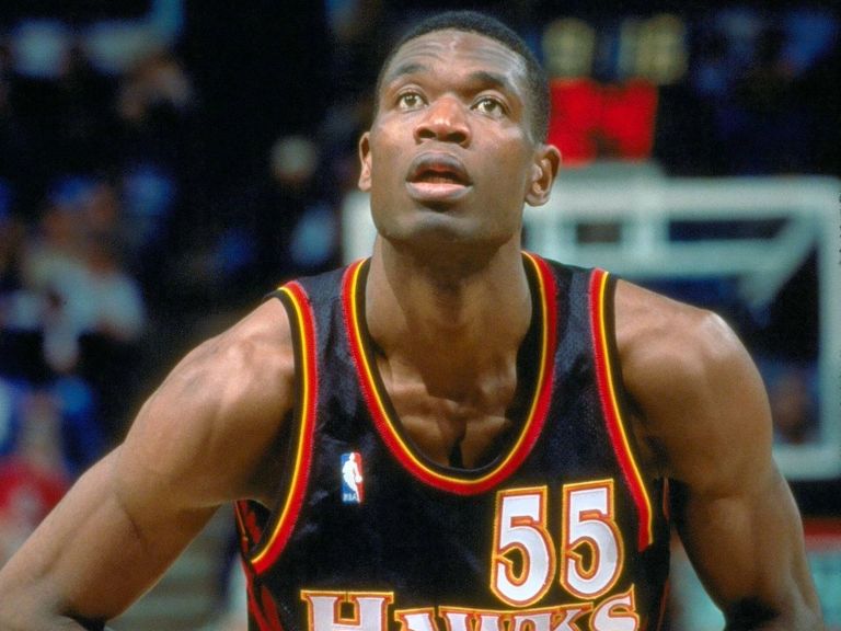 VIDEO: Hawks Raise Dikembe Mutombo's Number To Rafters | TheScore.com