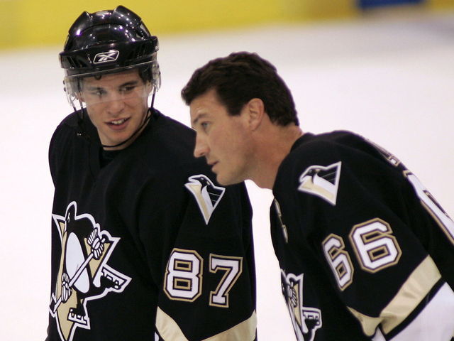 Mario Lemieux shoots down 'silly' rumored rift with Sidney Crosby