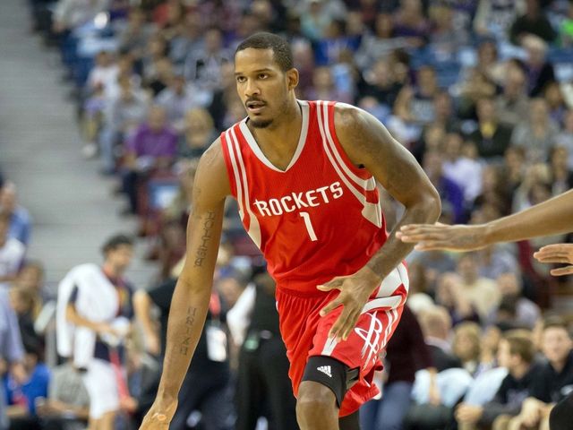 Rockets' Ariza injures back, leaves game vs. Nets after hard fall