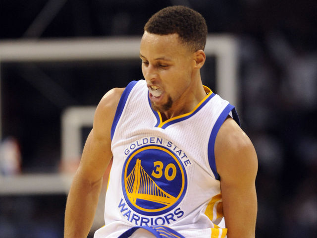 VIDEO: Stephen Curry doesn't play fair, drops daggers on Raptors
