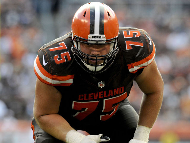 Browns' Bitonio week to week with injured knee