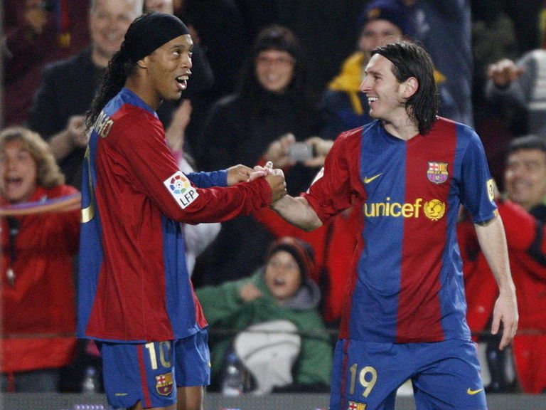 Messi sends signed jersey to Ronaldinho | theScore.com