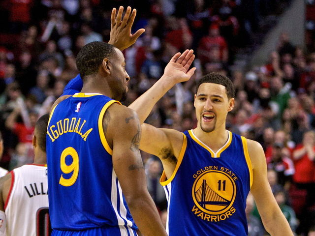 VIDEO: Andre Iguodala knows that Klay Thompson is on fire