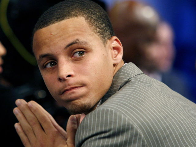 VIDEO: Look at the 'flicka da wrist' on Curry's pass