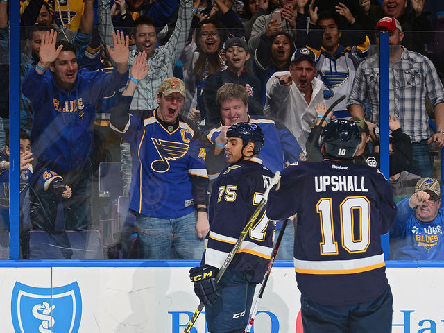 VIDEOS: Blues' Ryan Reaves hits the dab, teaches Tarasenko on the bench