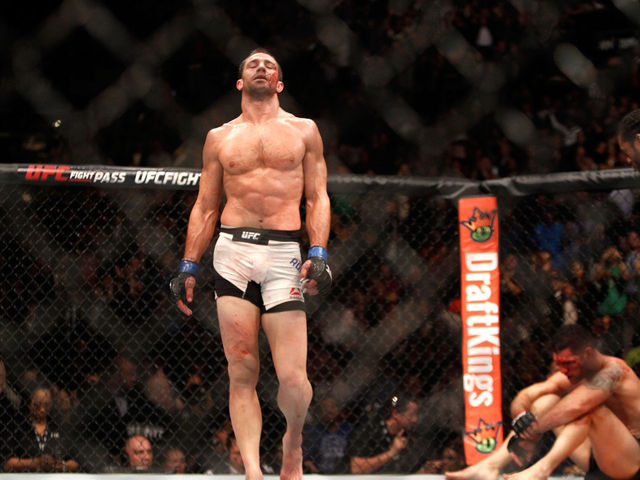 Luke Rockhold captures middleweight title with absolute smashing of Chris Weidman