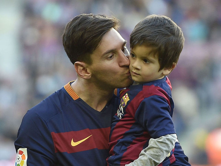 PHOTO: Messi and his family are ready for Christmas | theScore.com