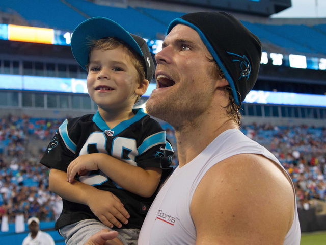 VIDEO: Greg Olsen redeemed by son after not dabbing in team photo