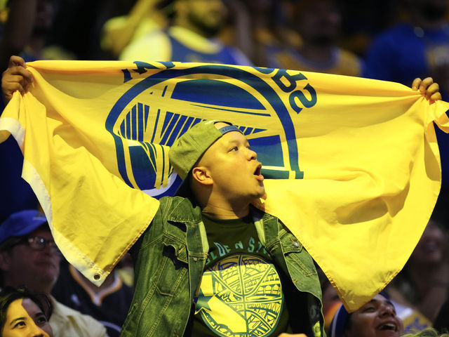 PHOTO: Warriors fans troll Bucks with 10-18 shirts