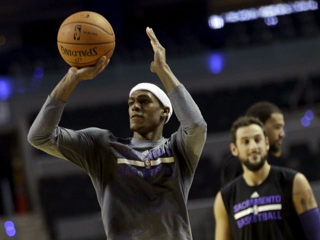 VIDEO: Rondo pump fakes free throw for reasons unclear