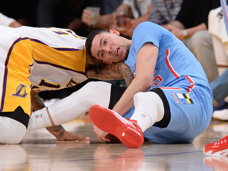 Clippers' Rivers left game vs. Rockets with ankle injury | theScore.com