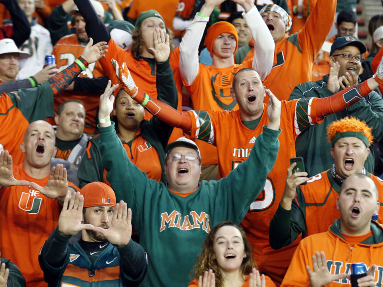 Best fan signs from College GameDay in Miami | theScore.com