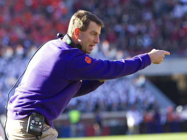 PHOTO: Dabo Swinney's home golf course unveils mini football field