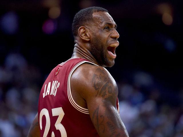 VIDEO: LeBron sends Thompson's shot on Christmas getaway