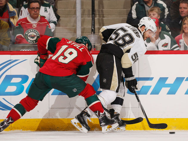 VIDEO: Stoll catches Letang with headshot