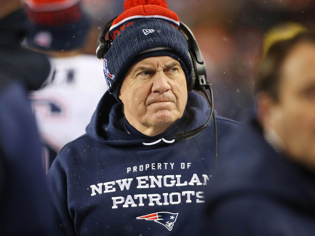 PHOTO: Patriots' Belichick takes hockey practice with Bruins' Julien