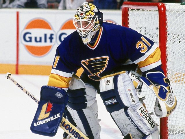 PHOTO: Blues' Elliott dons '90s Cujo-themed pads