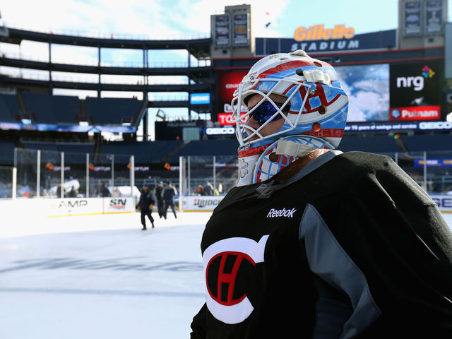 PHOTO: Patriots' Belichick, Brady sign Canadiens' Condon's goalie mask