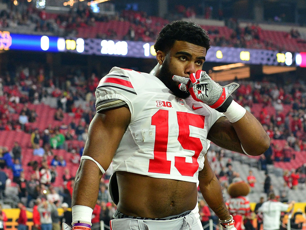 Ezekiel Elliott's father plans to protest NCAA ruling on crop-top