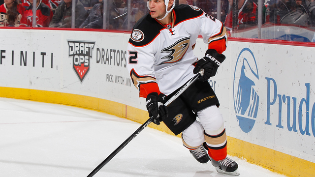 VIDEO: Canucks pay tribute to Ducks' Bieksa in return to Vancouver