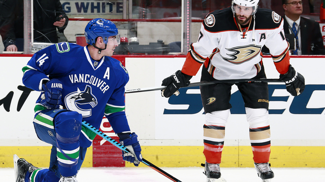 Canucks' Burrows beats Andersen in shootout to end Ducks' winning streak