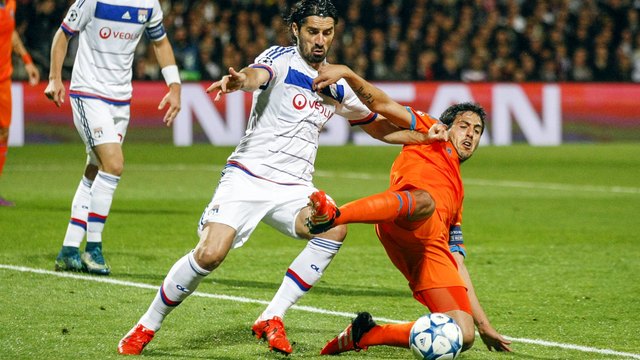Lazio signs defender Milan Bisevac from Lyon