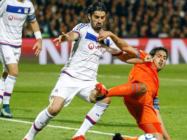 Lazio signs defender Milan Bisevac from Lyon