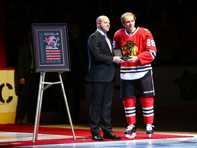 VIDEO: Blackhawks celebrate Kane's historic points streak