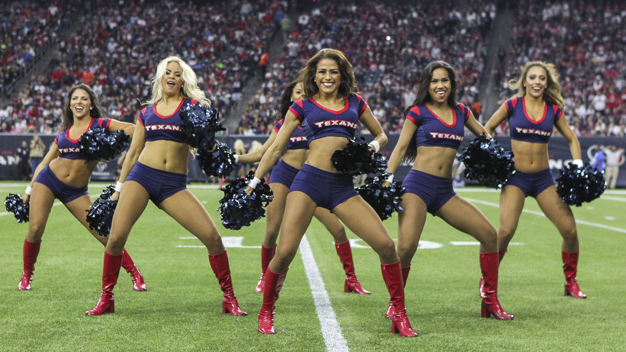 Former 49ers Cheerleader Sues NFL Over Low Wages