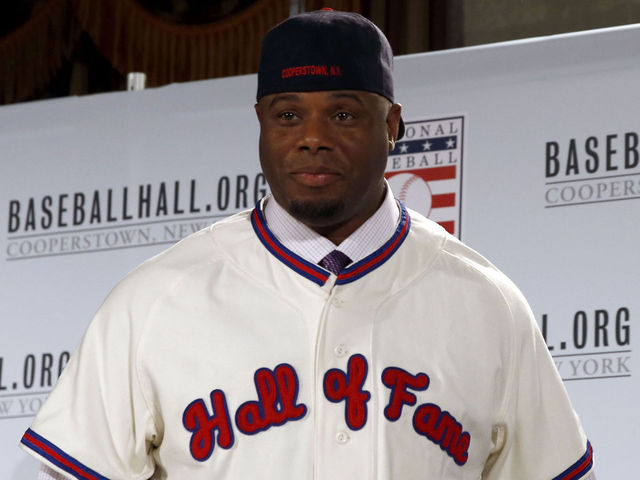 VIDEO: Griffey turns Hall of Fame cap backwards at presser